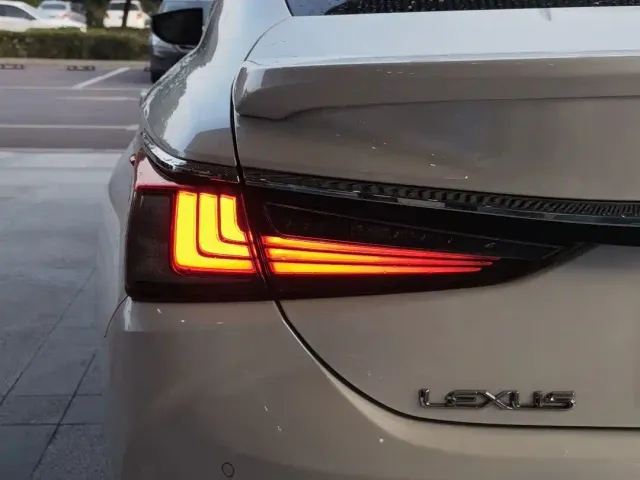 Lexus ES — Фото автомобиля 5