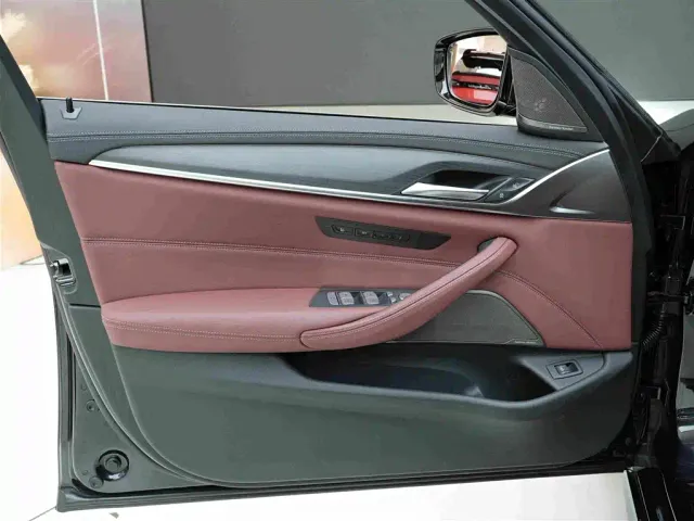 BMW 5 Series — Фото автомобиля 14