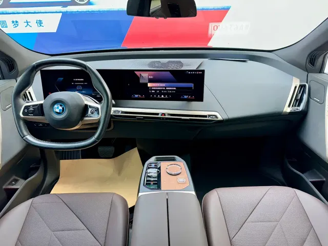 BMW iX — Фото автомобиля 16