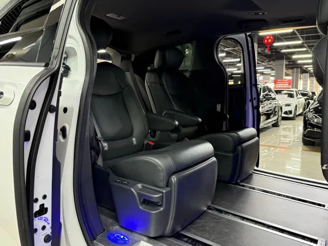 Toyota Sienna — Фото автомобиля 16