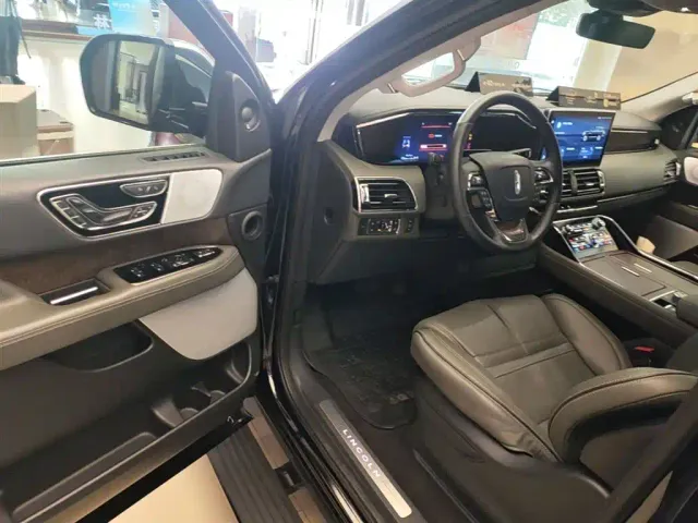 Lincoln Navigator — Фото автомобиля 15