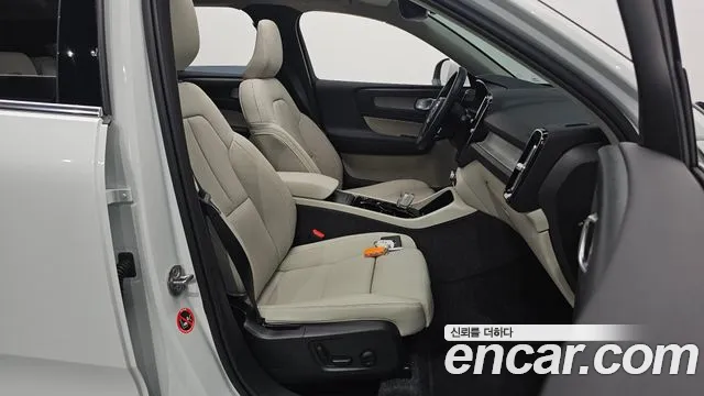 Вольво XC40 — Фото автомобиля 9