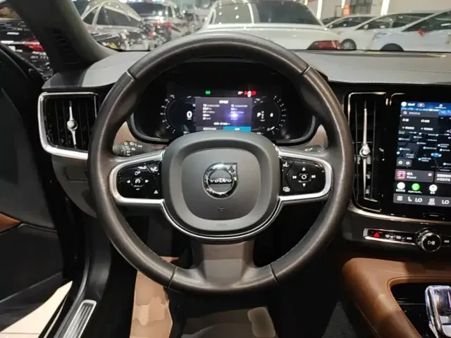 Volvo S90 — Фото автомобиля 10