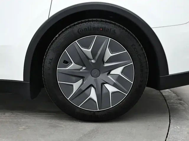 Tesla Model Y L — Фото автомобиля 8