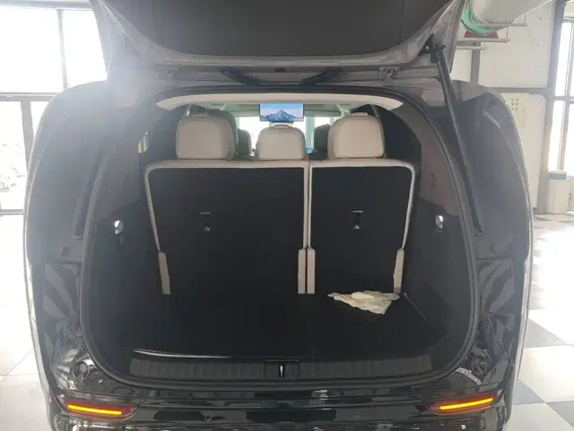 Li Auto MEGA — Фото автомобиля 18