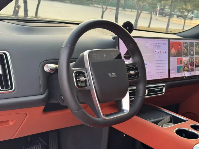 Li Auto L8 — Фото автомобиля 6