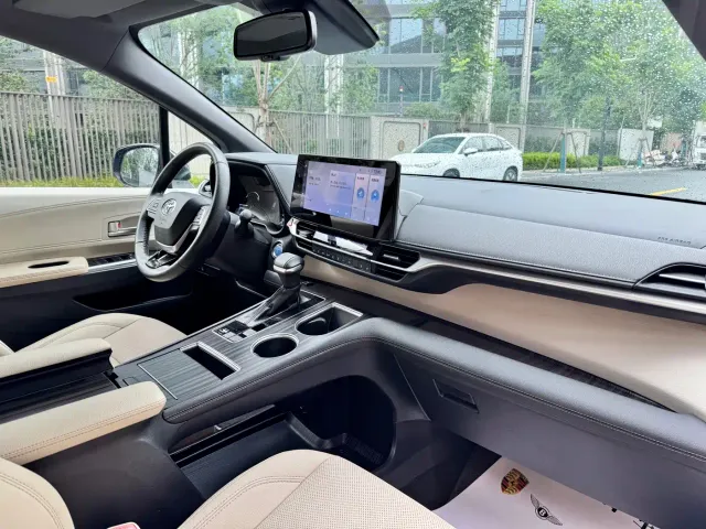 Toyota Sienna — Фото автомобиля 9