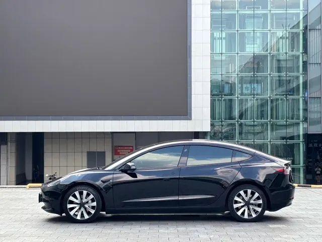 Tesla Model 3 — Фото автомобиля 12