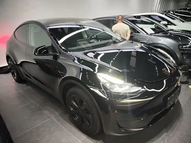 Tesla Model Y — Фото автомобиля 3