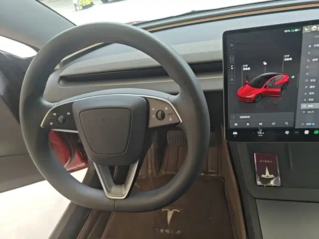 Tesla Model 3 — Фото автомобиля 10
