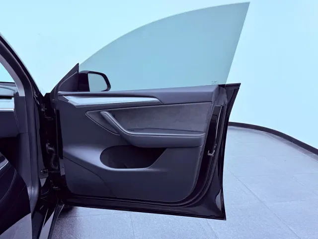 Tesla Model Y — Фото автомобиля 21