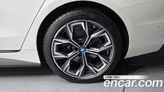 BMW i4 — Фото автомобиля 21