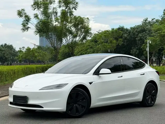 Фотография автомобиля — Tesla Model 3