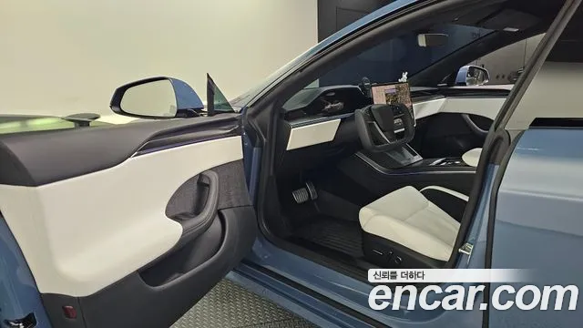 Tesla Model S — Фото автомобиля 15