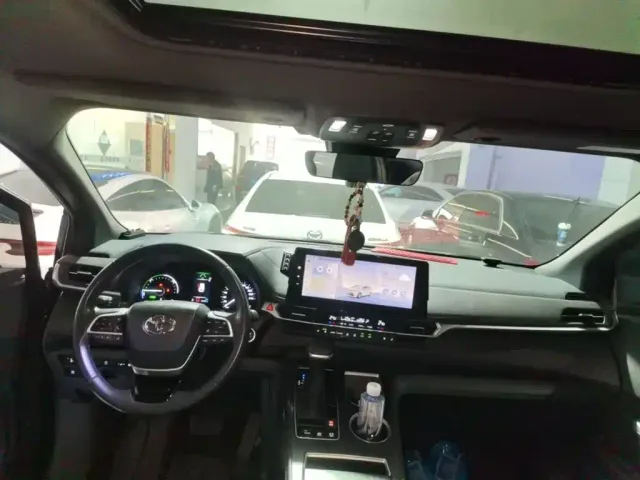 Toyota Sienna — Фото автомобиля 9