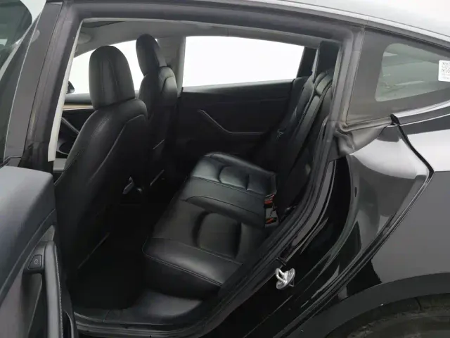 Tesla Model 3 — Фото автомобиля 15