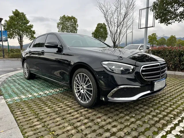 Mercedes-Benz E-Class — Фото автомобиля 3