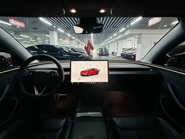 Tesla Model 3 — Фото автомобиля 8