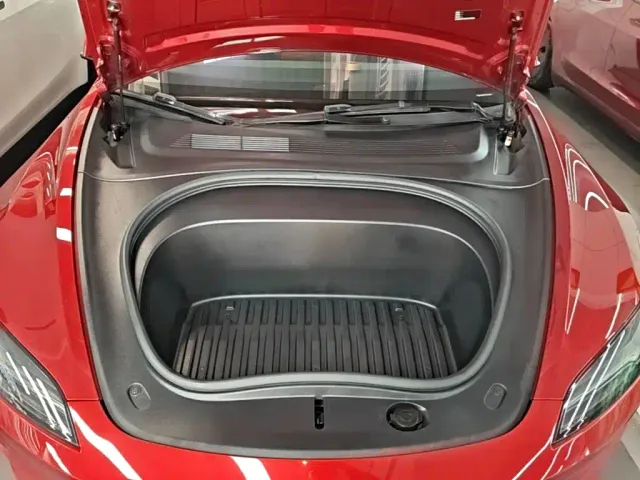 Tesla Model 3 — Фото автомобиля 19