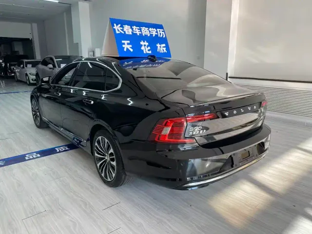 Volvo Volvo S90 2022 B5 Momentum Luxury Edition — Фото автомобиля 9