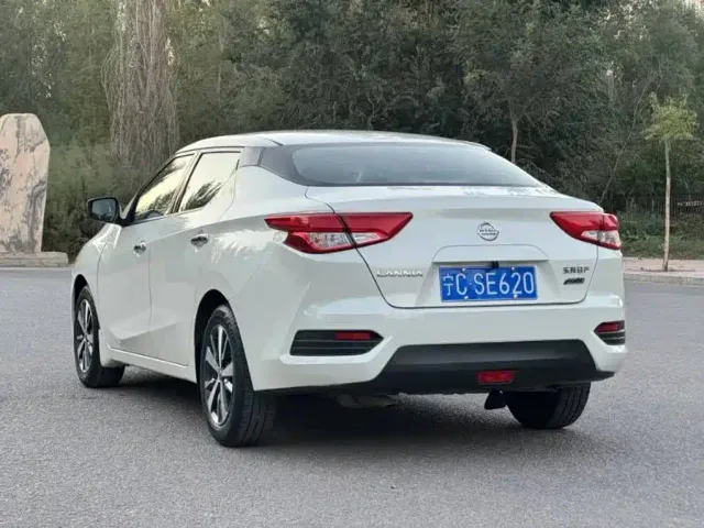 Nissan Bluebird — Фото автомобиля 4