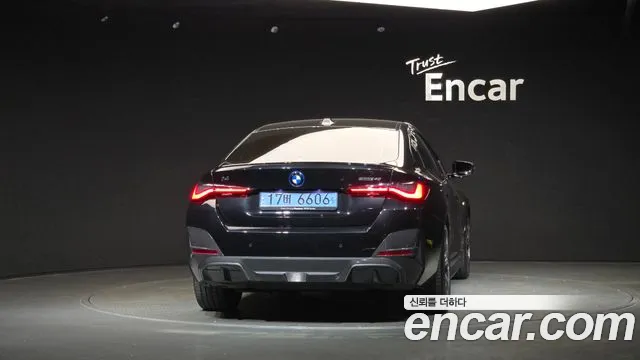 BMW i4 — Фото автомобиля 4