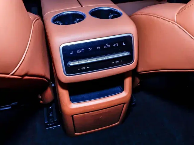 Li Auto L8 — Фото автомобиля 29