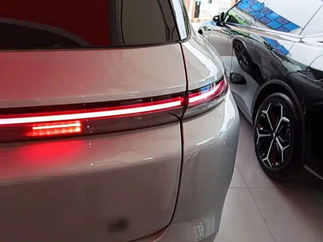 Li Auto L8 — Фото автомобиля 7