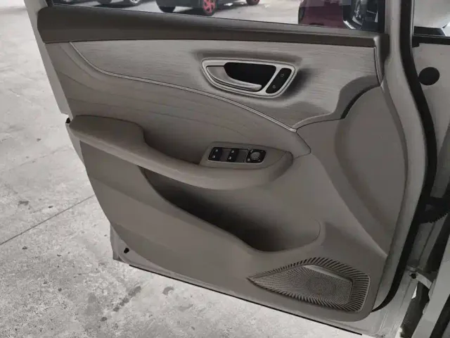 Roewe Roewe iMAX8 EV 2025 1.5T DMH Land Luxury Edition — Фото автомобиля 7
