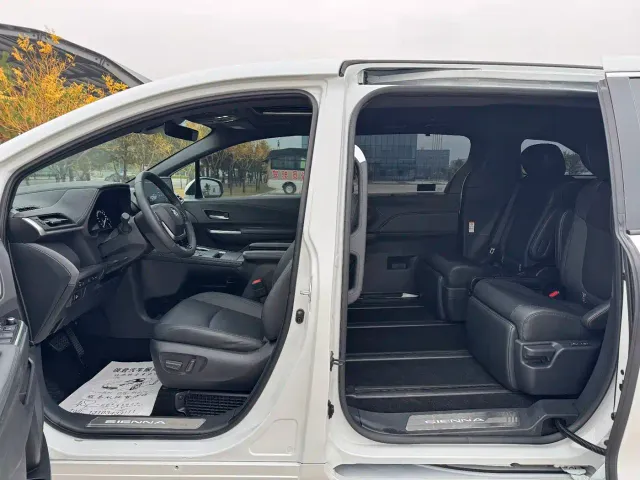 Toyota Sienna — Фото автомобиля 14