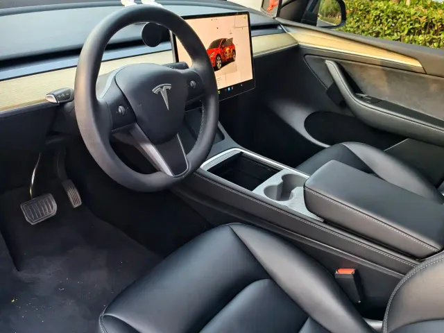 Tesla Model Y — Фото автомобиля 8