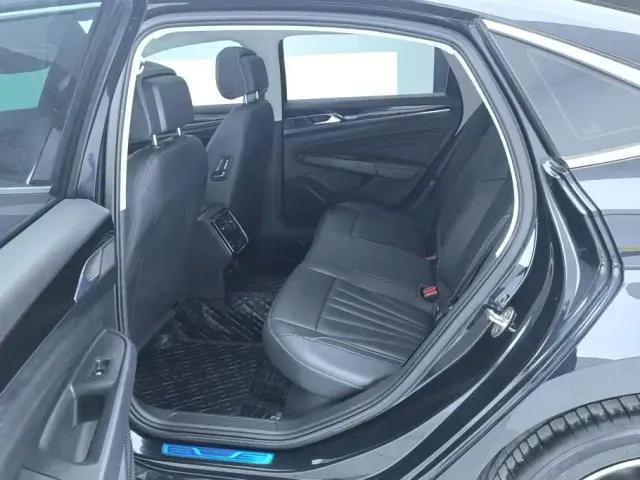 Volkswagen Passat — Фото автомобиля 11