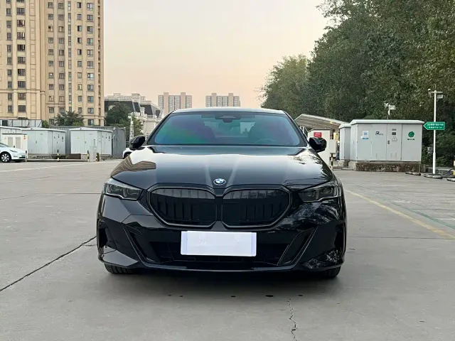 BMW 5 Series — Фото автомобиля 2
