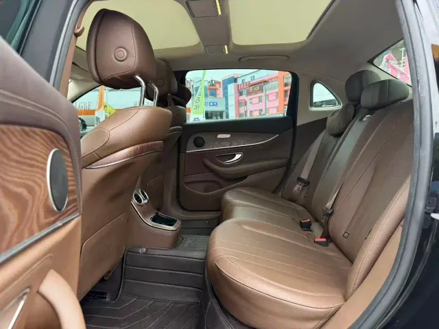 Mercedes-Benz E-Class — Фото автомобиля 5