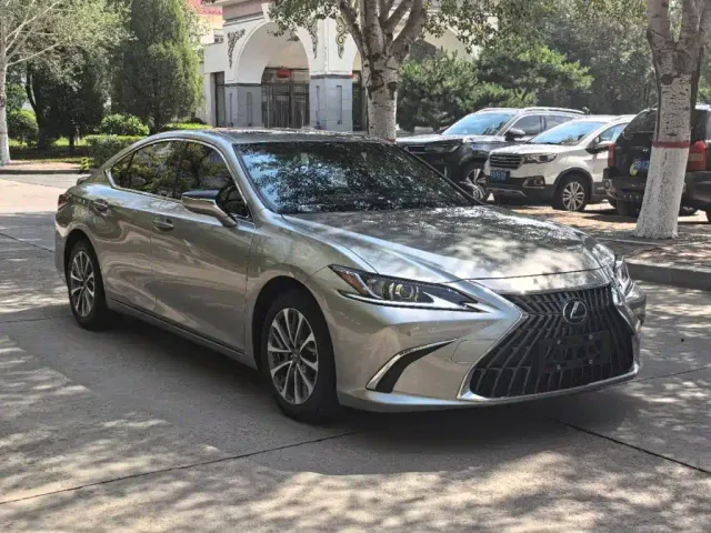 Lexus ES — Фото автомобиля 3