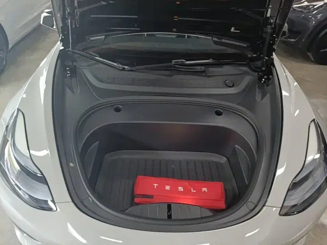 Tesla Model 3 — Фото автомобиля 19