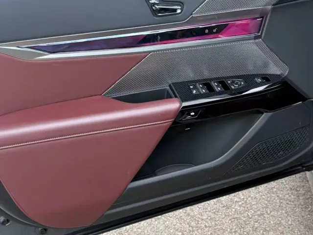 BMW i7 — Фото автомобиля 7
