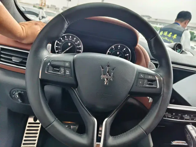 Maserati Levante — Фото автомобиля 9