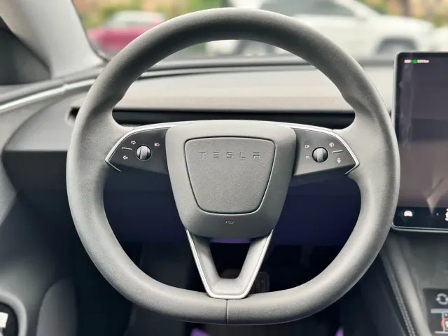 Tesla Model 3 — Фото автомобиля 10