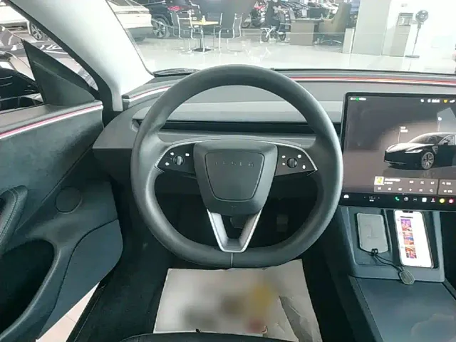 Tesla Model 3 — Фото автомобиля 10