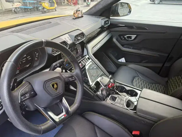 Lamborghini Urus — Фото автомобиля 3
