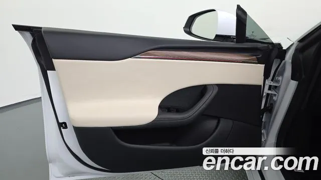 Tesla Model S — Фото автомобиля 13