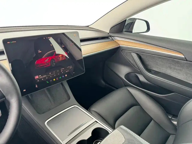 Tesla Model 3 — Фото автомобиля 13