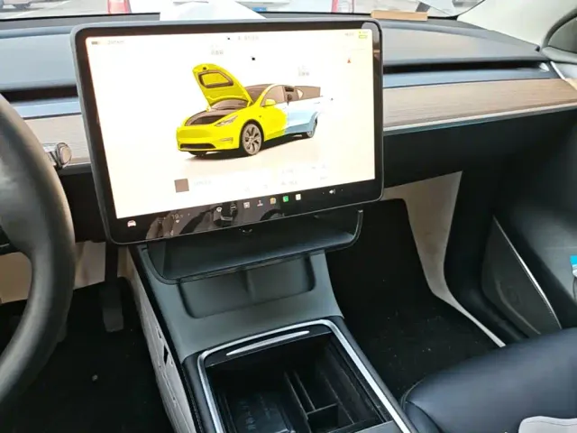 Tesla Model Y — Фото автомобиля 12