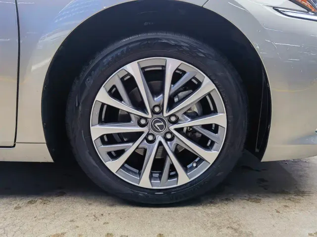 Lexus ES — Фото автомобиля 15