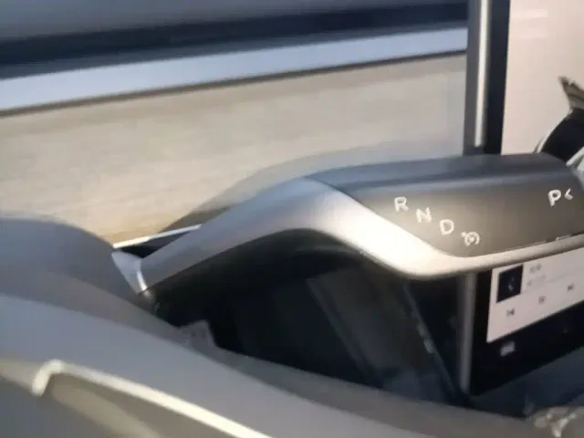 Tesla Model Y — Фото автомобиля 13