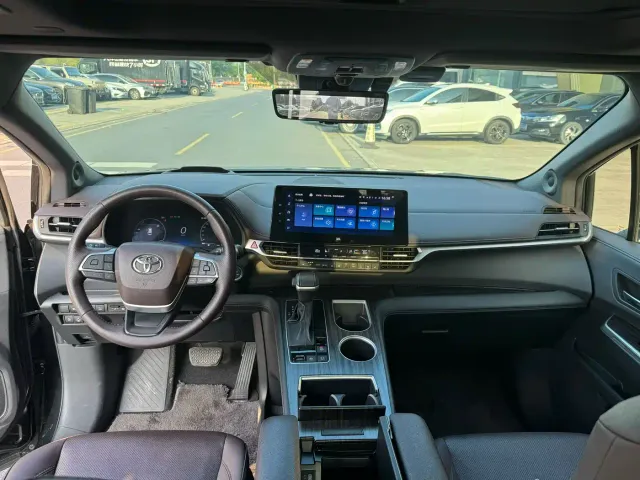 Toyota Sienna — Фото автомобиля 7
