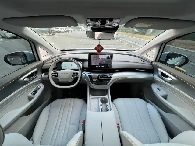 Roewe iMAX8 — Фото автомобиля 3
