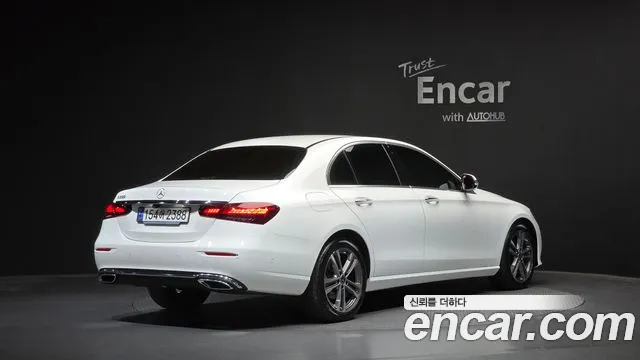 Mercedes-Benz E-Class — Фото автомобиля 2
