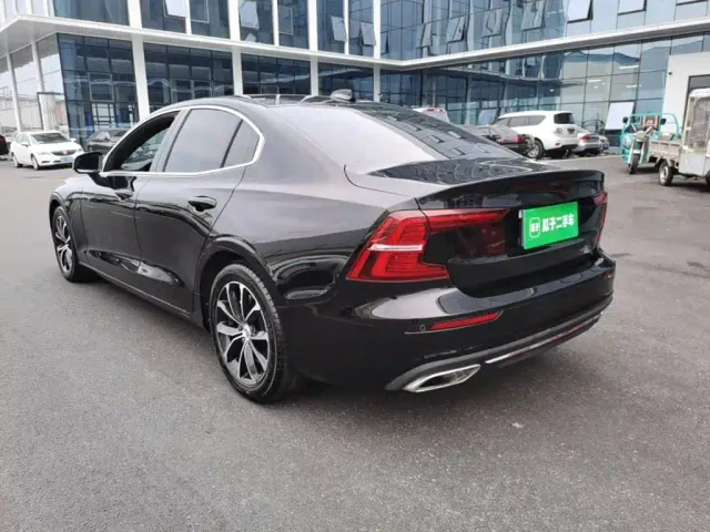 Volvo S60 — Фото автомобиля 4